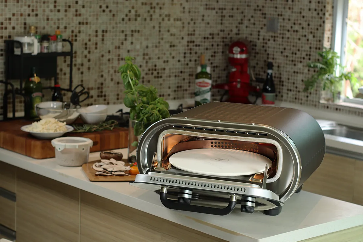 Revolve Elektro-Pizzaofen mit 33 cm großem automatischem Drehteller aus Cordierit - bis 450 °C für Indoor & Outdoor von Revolve